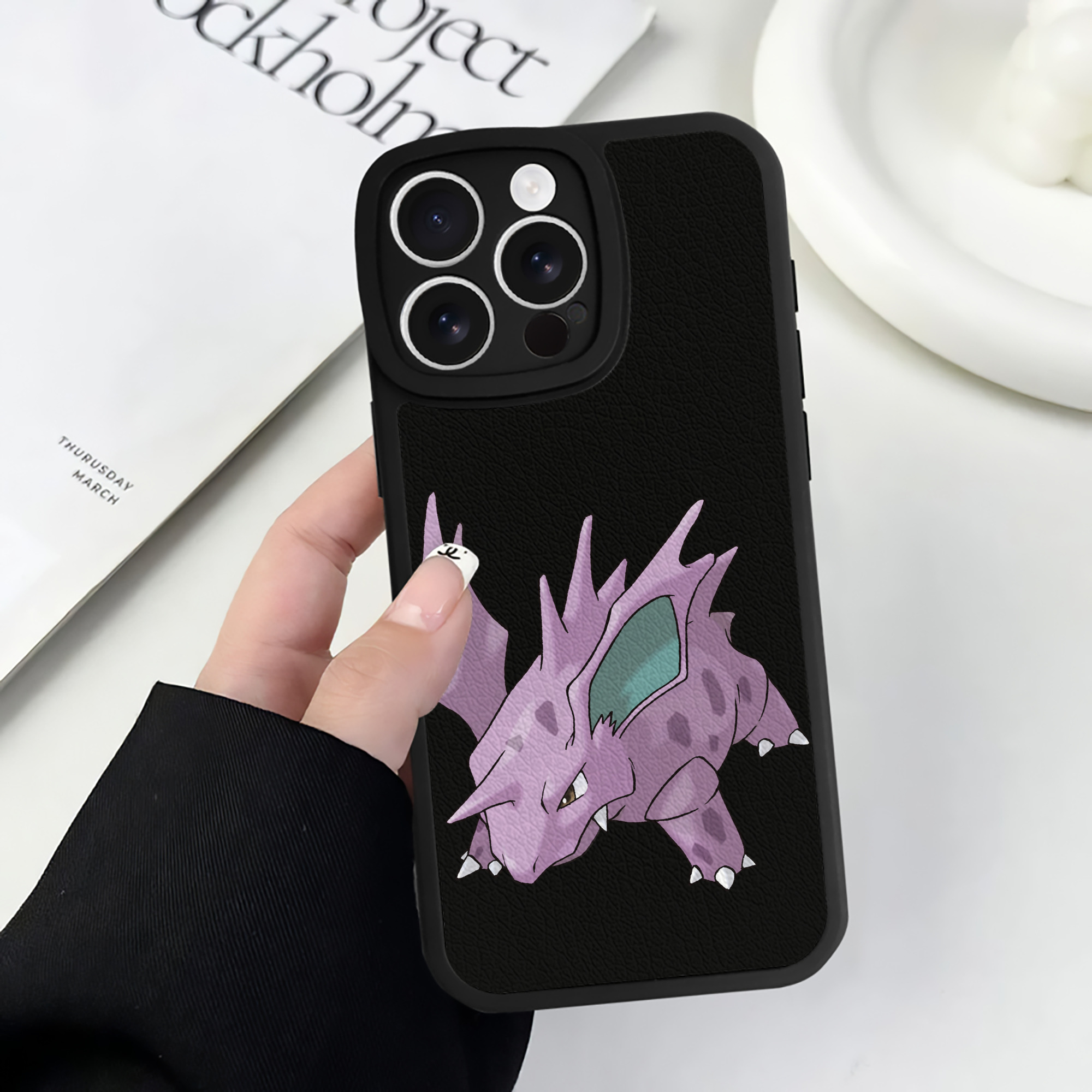 （画像用） ポケットモンスター Pokémon 【iPhone 16シリーズ対応】シリコンスマホケース（レザー調） 材質：シリコン
